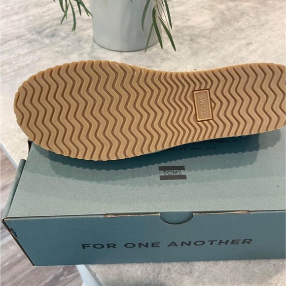 Tom’s shoes - Picture 2 of 2